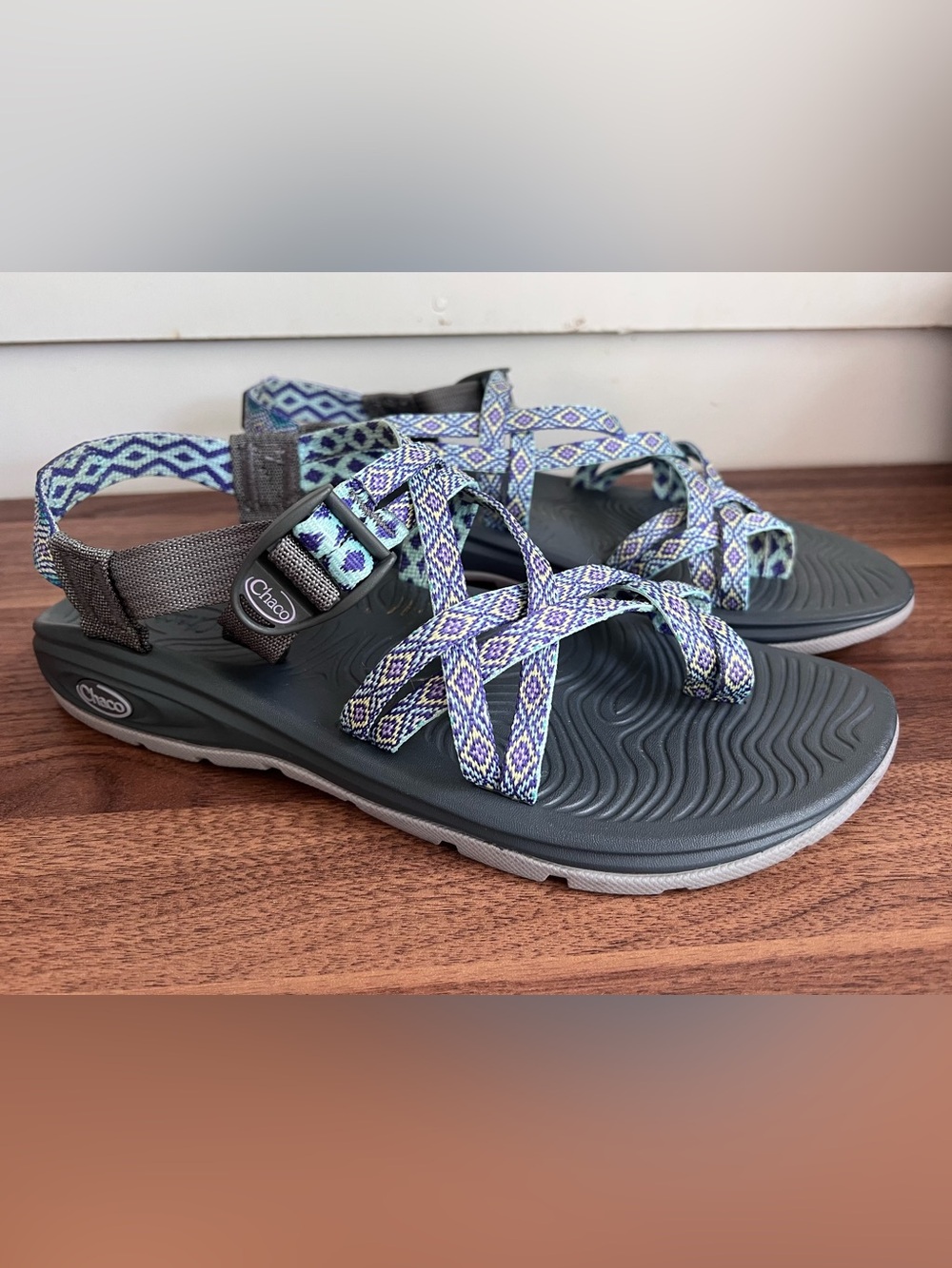 Chaco Z/2 Classic Womens 10 Hiking Sandals Toe Loop Geometric Straps  J199448